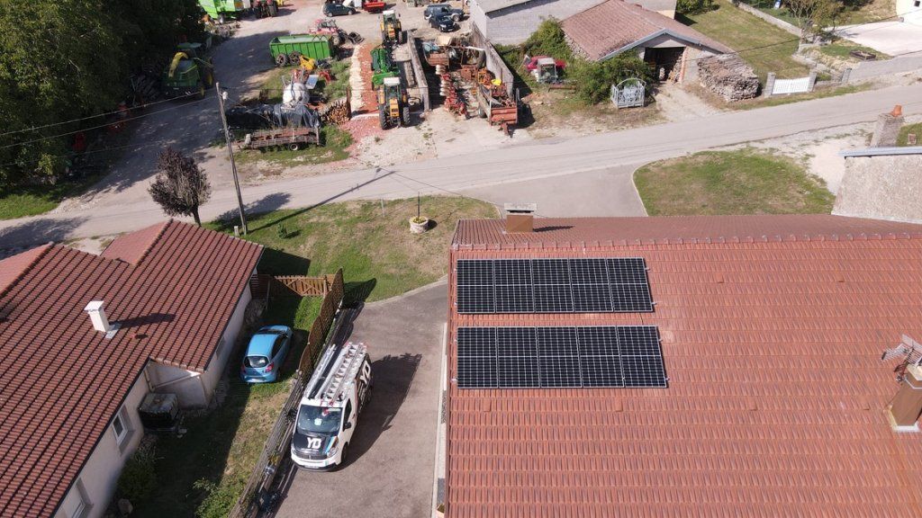 Pose de 10 panneaux solaires sur une toiture haute, mais facile.